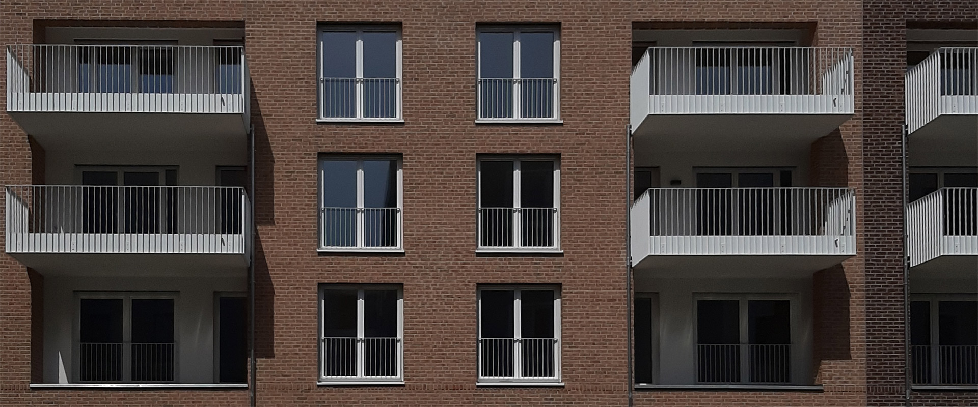 Bild eines Hauses mit Kunststofffenstern und Kunststofftüren