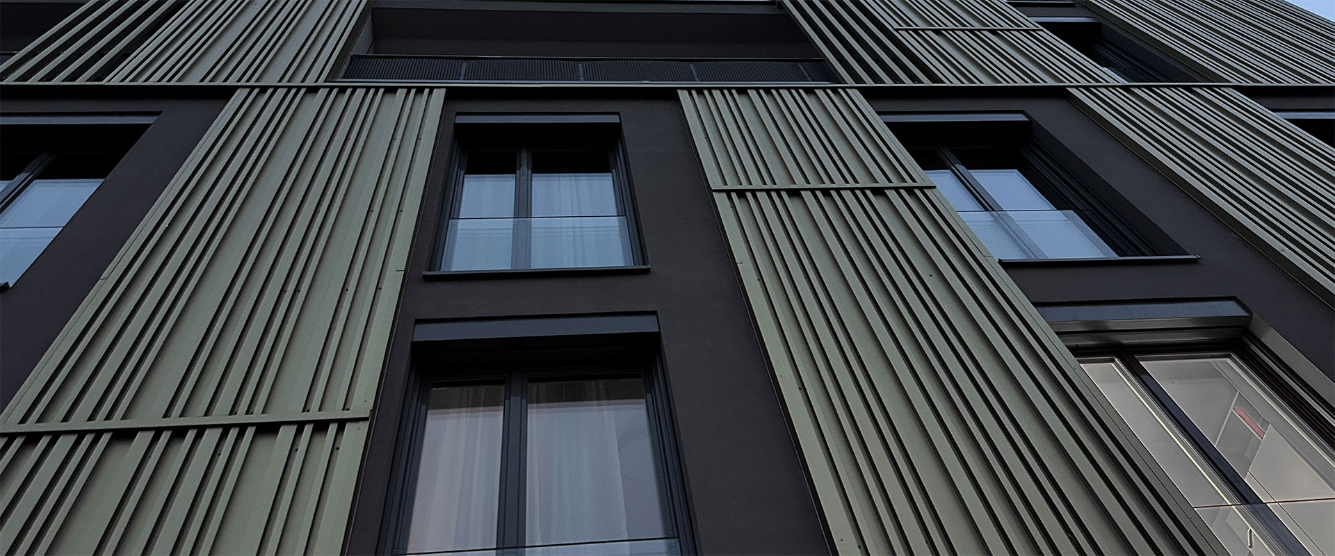 Holzfenster in einem Gebäude mit Holzverschalung