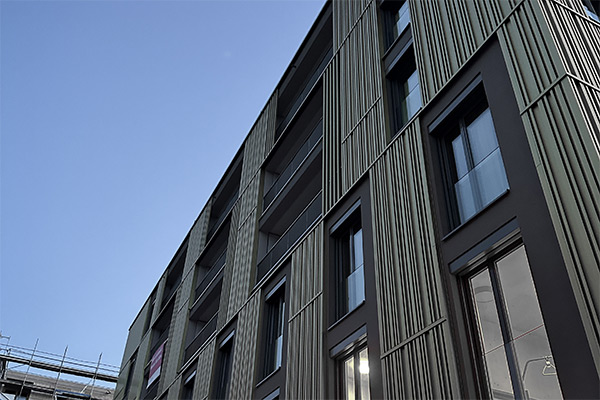 Holzfenster an einer Holzfassade