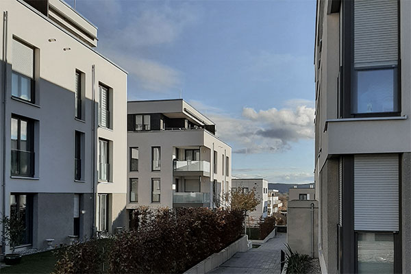 Holzfenster in einem Wohnblick