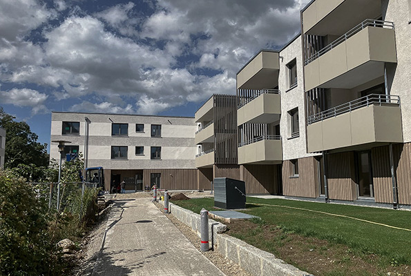 Holzfenster, in einem Wohnblock