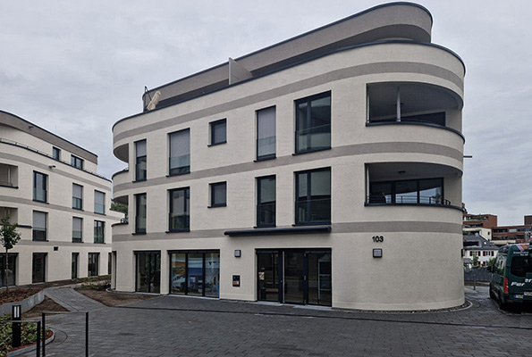 Kunststoffenster in einem auffälligen Gebäude